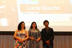 A juíza Lucia Glioche com estatueta de cerâmica negra confeccionada pelas 'Mães da Favela da Maré'
