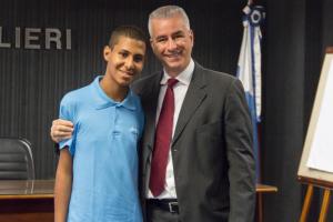 O jovem João Gabriel, ao lado do juiz Pedro Henrique: 'continuarei lutando para ser alguém na vida'
