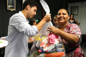 Geise recebe de um funcionário da 2ª Vara uma das cestas. Ela disse que a doação é um alívio para a família