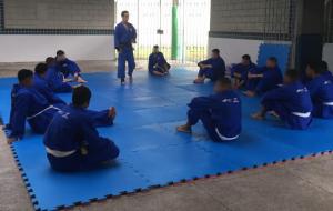 Os jovens na aula de judô em Barra Mansa: disciplina e prática de esportes