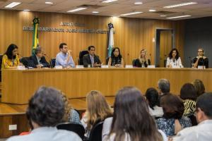 Os juízes Sérgio Ribeiro e Raquel Chrispino, da Cevij, ao centro da mesa: maior integração entre os órgãos públicos vai permitir melhorar atendimento às crianças