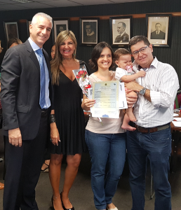 Juiz Pedro Henrique Alves com a comissária Luciana Zarur, o casal Enrique e Luciana e sua filha, Beatriz