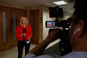 Ashley Brown, do Channel 7, na cobertura da audiência de instrução do caso Cecília Haddad