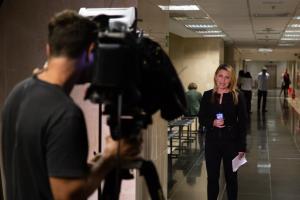 Lizzie Pearl, do Channel 9, na cobertura da audiência de instrução do caso Cecília Haddad