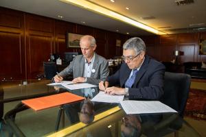 O presidente do TJ Milton Fernandes assina protocolo ao lado do diretor do Museu Nacional Alexander Kellner