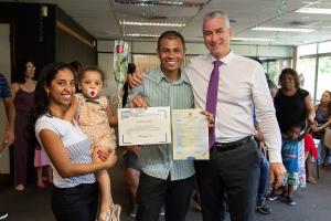Suellen, Laura e Luiz Garcia posam com o juiz Pedro Henrique: família comemora nova certidão de nascimento da criança