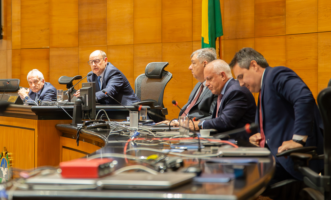 Imagem lateral da bancada do pleno com cinco homens sentados imagem - Desembargadores conhecem o Assis, nova ferramenta de Inteligência Artificial do Tribunal