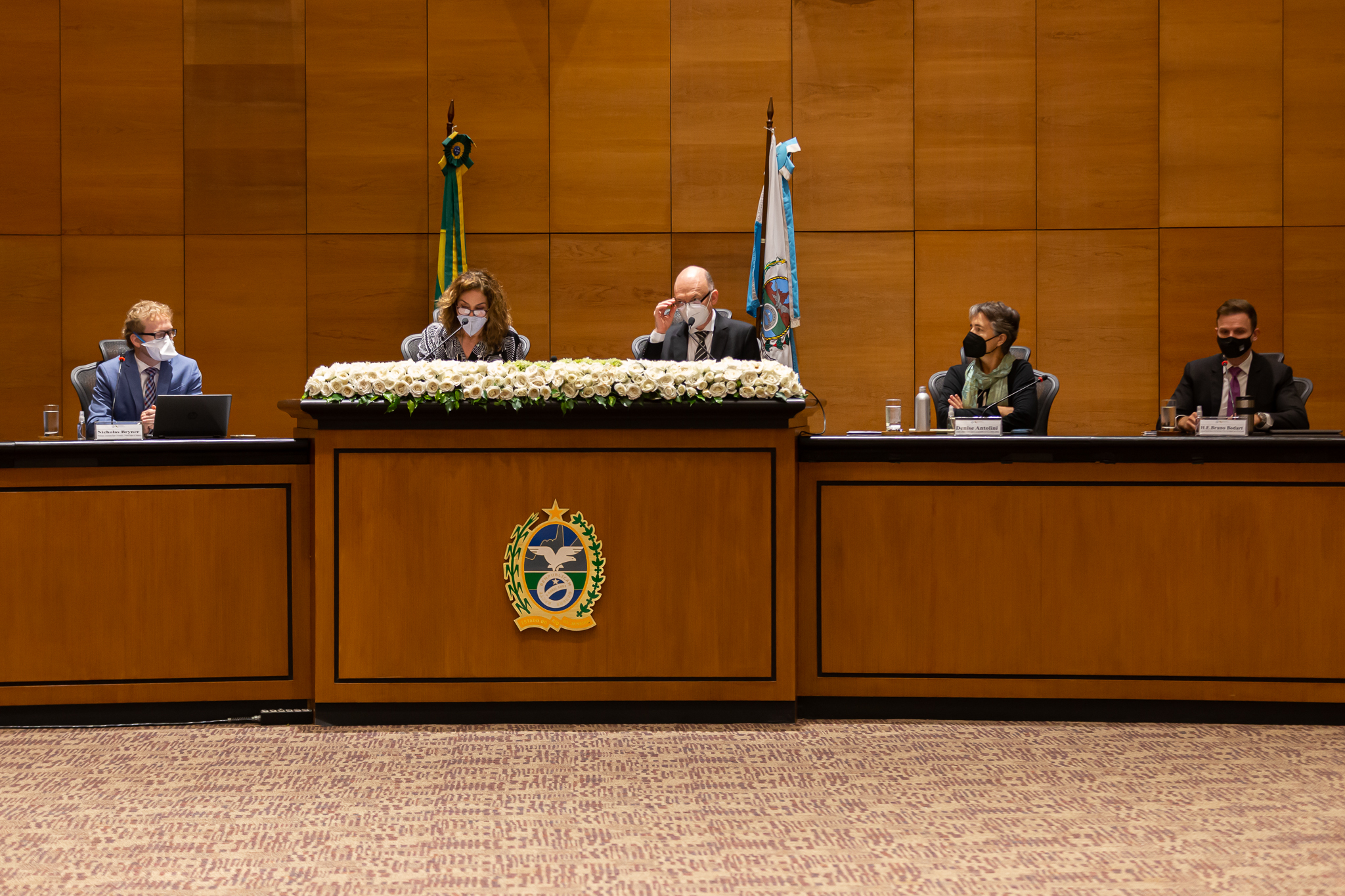 Lado a lado, especialistas sentados à mesa do Tribunal Pleno debatem sobre Direito Ambiental