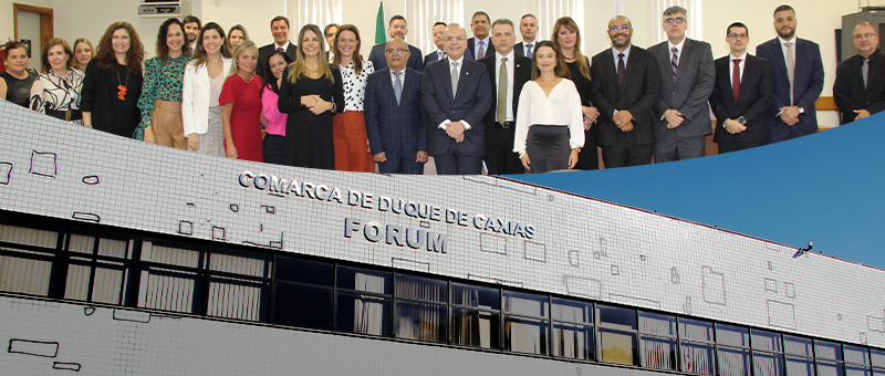 O presidente do TJRJ, desembargador Ricardo Cardozo, e o  coordenador da Movimentação de Magistrados da Comaq, o desembargador Luiz Márcio Victor Alves Pereira, com a presidente da Amaerj Eunice Haddad e magistrados do 4º NUR.
