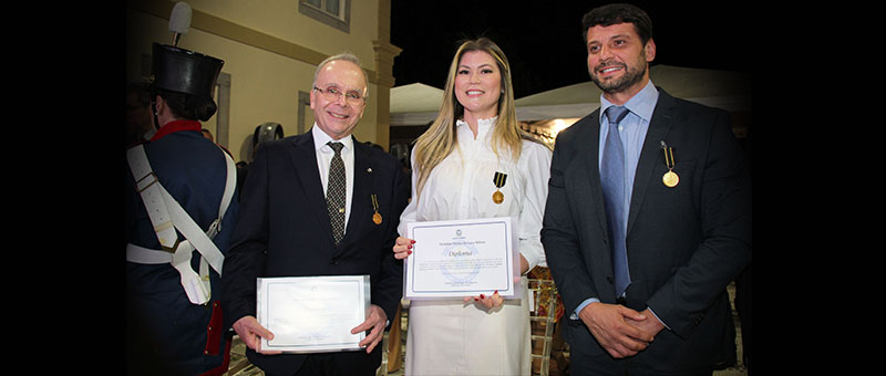O presidente do TJRJ, desembargador Ricardo Cardozo, com a primeira dama Analine Castro e o secretário de Governo do Estado Bernardo Rossi