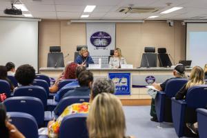 A diretora do Deape Rosiléa Di Masi Palheiro e a professora Amanda de Lima Vieira com a 17ª Turma Especializada do Programa Justiça Cidadã.