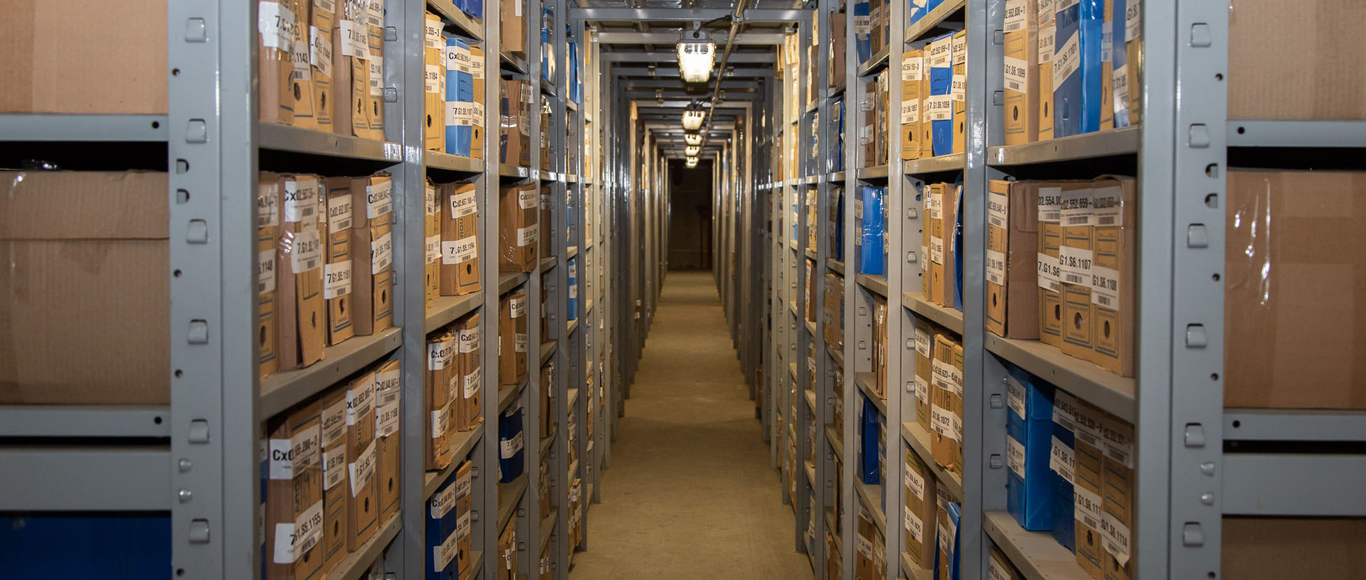Foto interna do Arquivo Central com caixas de processos. 