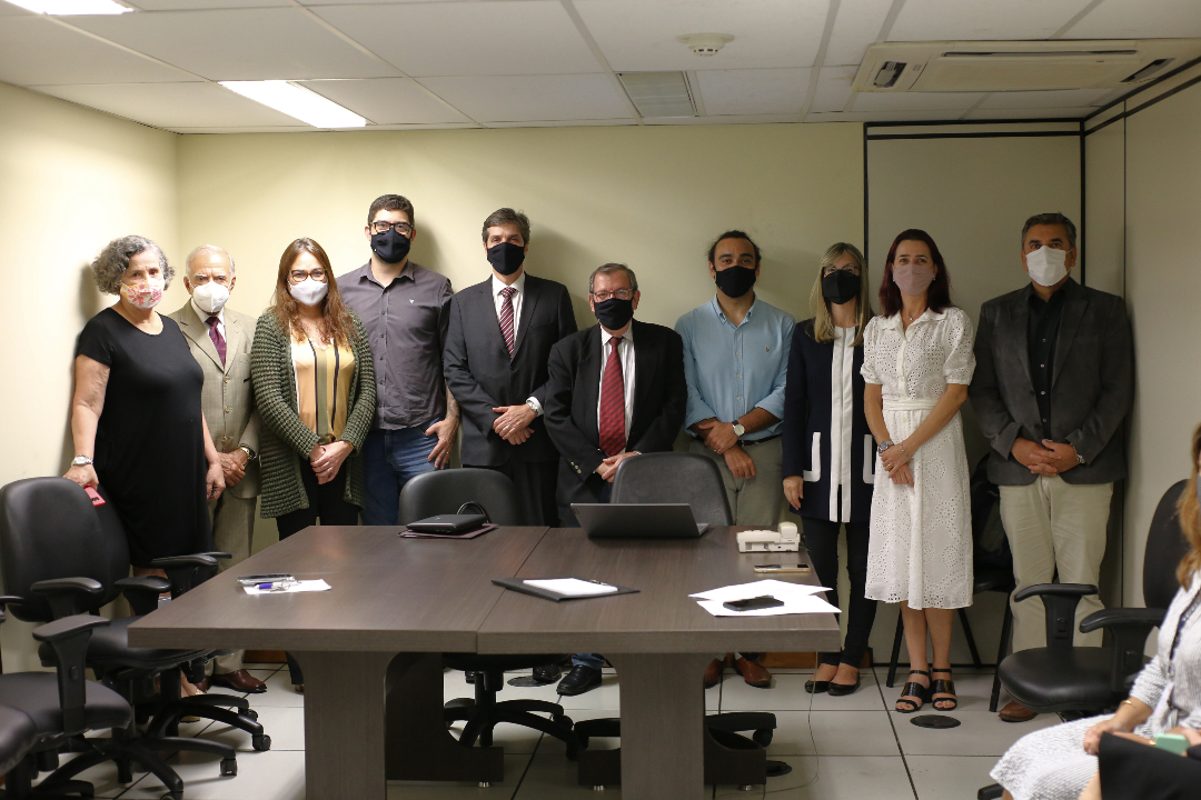 Da esquerda para direita: Sandra Maria Gonçalves - Diretora do DEPAM; Carlos Belo - Diretor do DETRA; Anizia Souza - Diretora do DEENG; Joel Jarque - Diretor do DEIOP; Bruno Coelho Silva - Diretor Geral da DGLOG; Celio Galvão - Auditor; Raphael Talayer - Auditor; Flavia Martelotta - RD da DGLOG; Lilian Carla Rocha - RD do DETRA; José Luiz Silveira Paiva - Assessor do Gabinete da DGLOG.