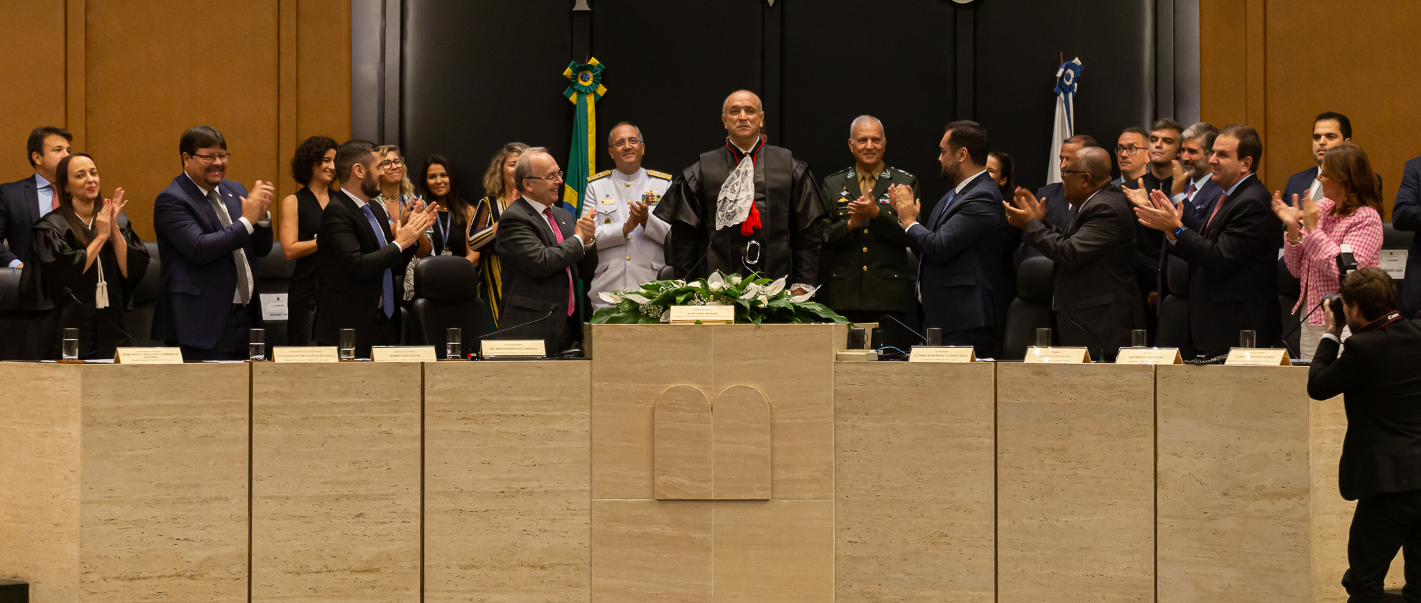 Imagem da solenidade realizada no Órgão Especial. Todos de pé aplaudindo o novo presidente do TRE-RJ