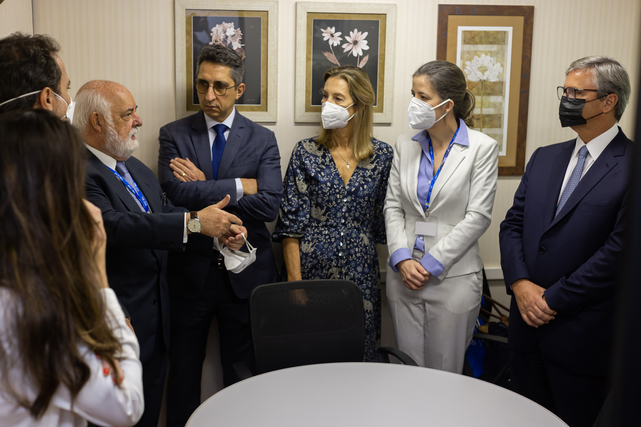 Professor Carlos Raymundo Cardoso, coordenador do NPJ, explica o funcionamento do polo avançado aos representantes do TJRJ: des. Cesar Cury, Claudia Ferreira (Nupemec), professora Caitlin Mulholland e o pres. do TJRJ, des. Henrique Figueira