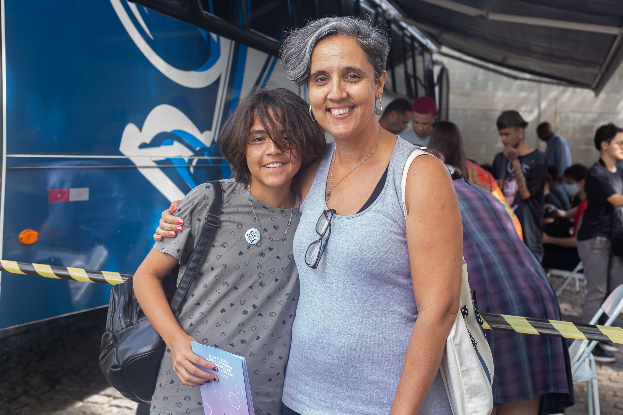 Menino Lucas e a mãe Lucía abraçados durante evento da Justiça Itinerante na Fiocruz 