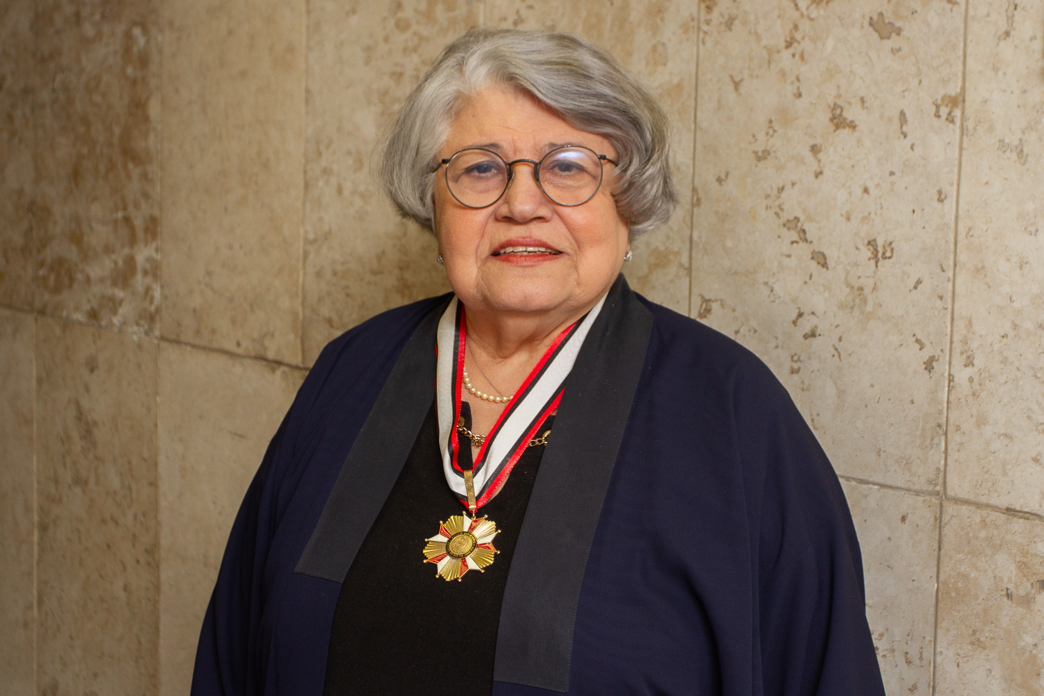 Foto posada da desembargadora Norma Suely Fonseca Quintes com a Medalha de Honra da Magistratura fluminense 