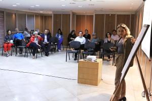 A doutora em Sociologia e Direito Rafaela Selem Moreira apresenta palestra para mediadores do TJRJ.