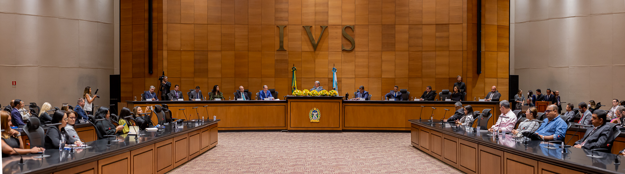 Imagem panorâmica do Tribunal Pleno durante cerimônia para assinatura de acordo de cooperação entre o TJRJ e o Procon-RJ