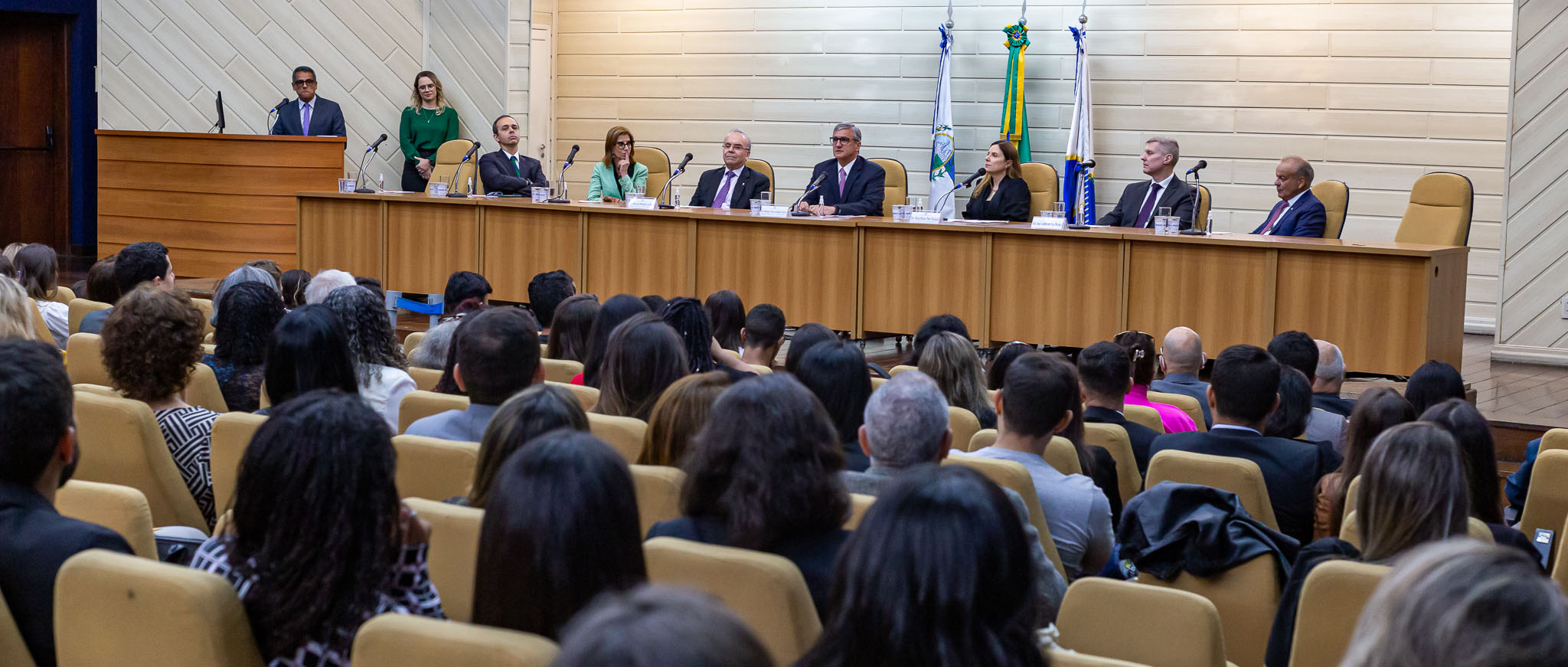 O presidente do TJRJ, desembargador Henrique Figueira, recebe os novos juízes leigos em cerimônia realizada no Auditório Antonio Carlos Amorim.  