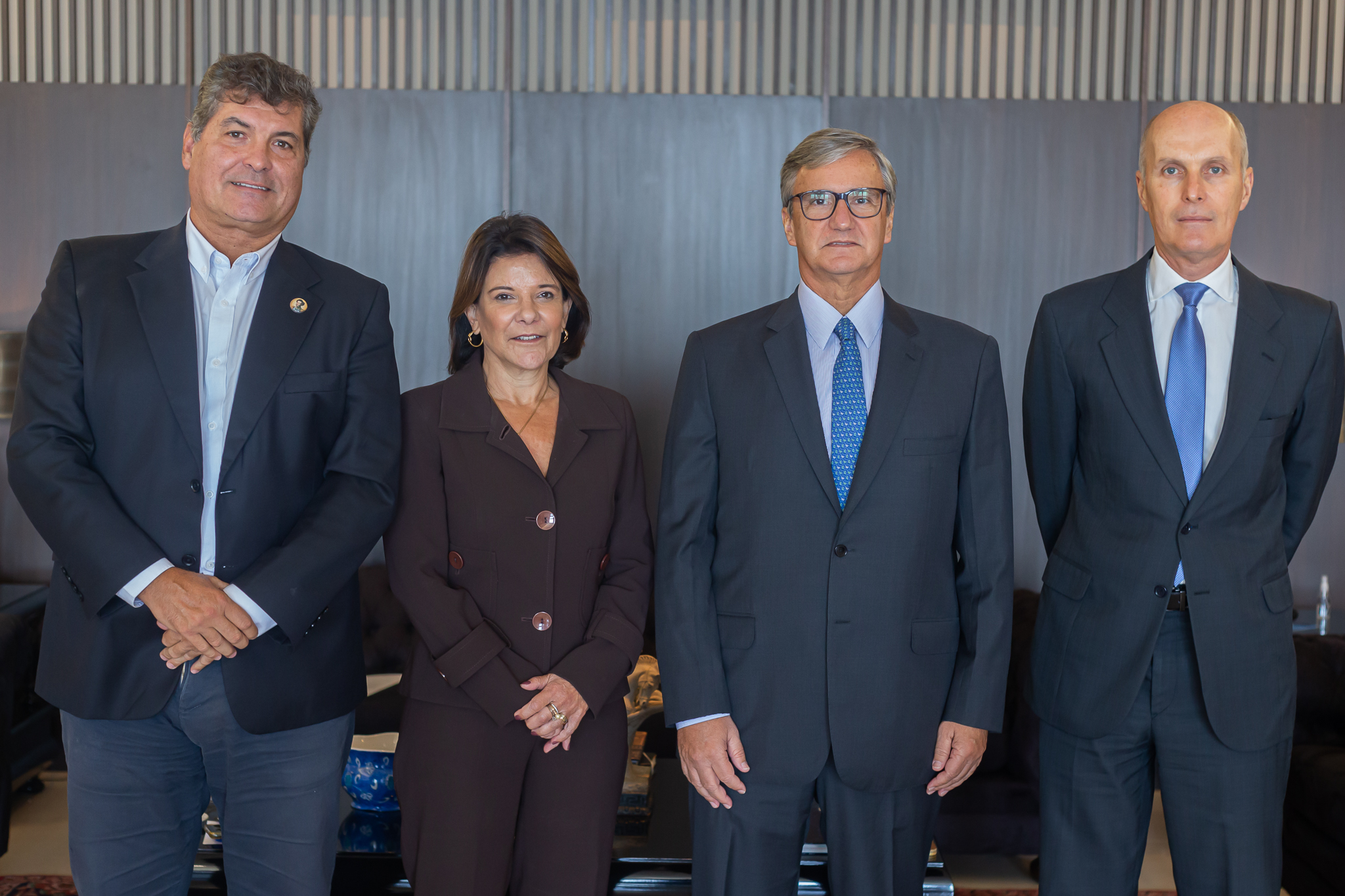 Foto posada no gabinete do presidente do TJRJ. Da esquerda para direita: Sávio Neves, Denise Nicoll, Henrique Carlos de Andrade Figueira e Alexandre Teixeira 