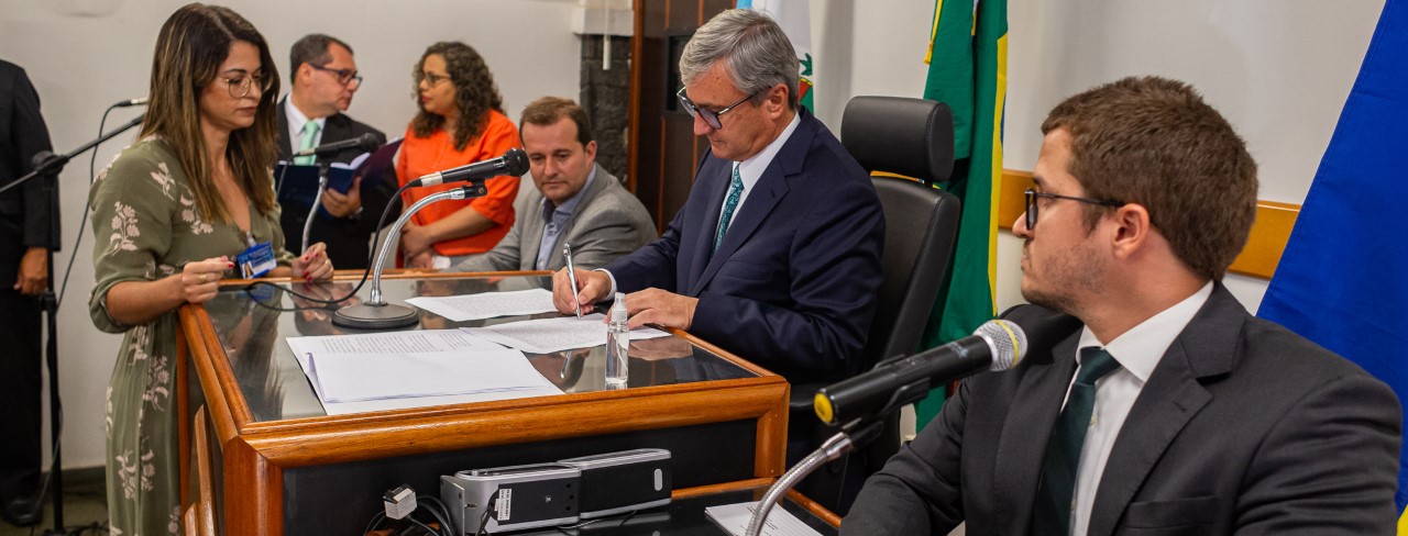 Presidente do TJ assina a escritura de compra do prédio da comarca de Paty do Alferes