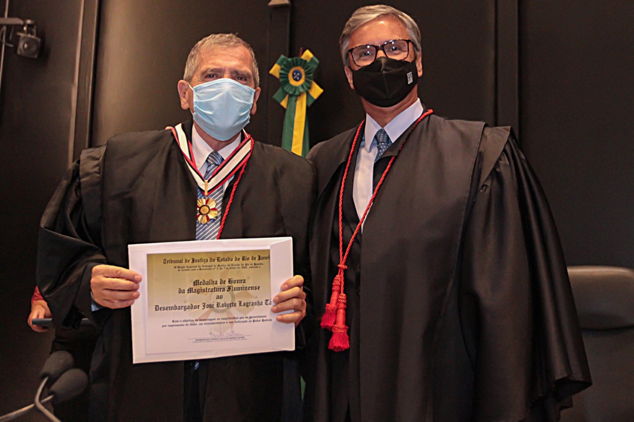 desembargador José Roberto Lagranha Távora recebe diploma do desembargador Henrique Figueira