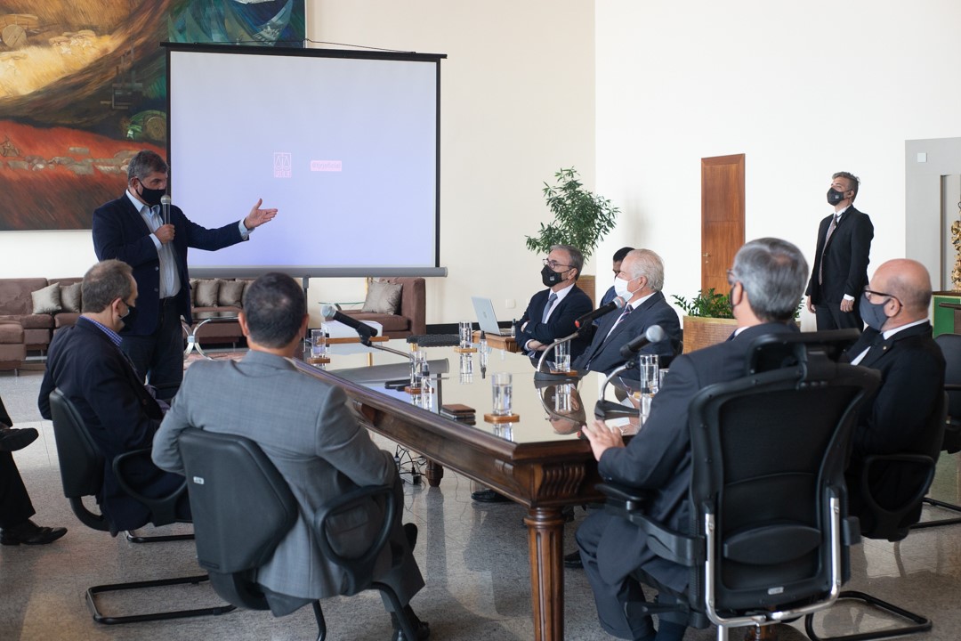 Sávio Neves, diretor-presidente do Trem do Corcovado, ressaltou o pioneirismo do projeto do TJRJ, observado pelo presidente do TJRJ, desembargador Henrique Carlos de Andrade Figueira, pelos desembargadores Luis Felipe Francisco e Agostinho Teixeira de Almeida Filho e pelos representantes do setor de turismo 