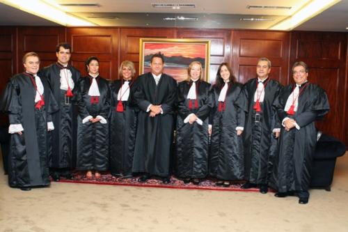 O presidente do TJRJ, desembargador Luiz Zveiter (ao centro), com os desembargadores empossados Ronaldo Assed Machado, Eduardo Gusmão Alves de Brito Neto, Geórgia de Carvalho Lima, Claudia Pires dos Santos Ferreira, Inês da Trindade Chaves de Melo, Maria Sandra Rocha Kayat Direito, Sidney Rosa da Silva e Antônio Iloízio Barros Bastos.