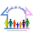 Logomarca do Escola Família - Desenho de uma casa cujo telhado está escrito Escola de Família e na parede da casa pai, mãe e duas crianças