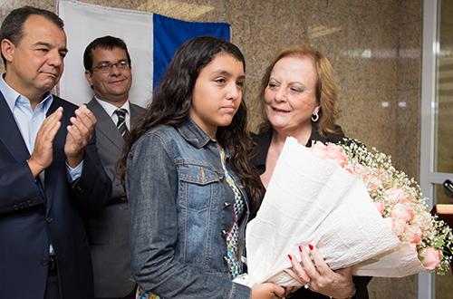 Presidente Leila Mariano entrega rosas a uma das filhas da Juíza Patrícia Acioli, Maria Eduarda. (Foto: Alexandre Moreira)