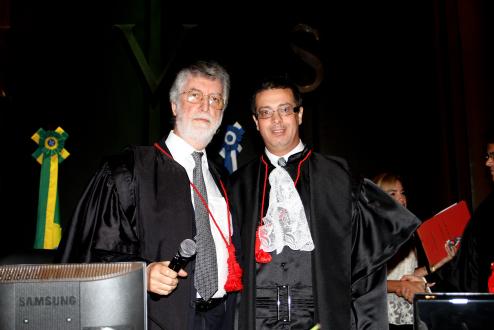 O presidente do TJRJ, desembargador Manoel Alberto Rebêlo dos Santos, dá posse ao novo desembargador Mauro Martins.