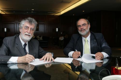 O presidente do Tribunal de Justiça do Rio, desembargador Manoel Alberto Rebêlo dos Santos, e o prefeito de Mesquita Artur Messias.