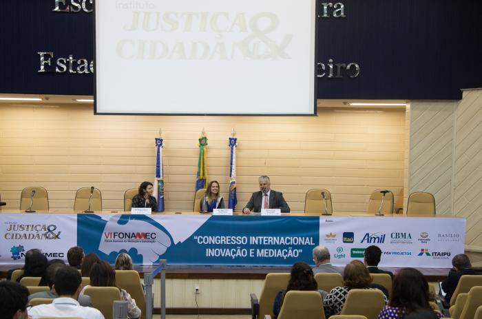 O desembargador José Carlos Ferreira Alves, do TJSP, atuou como moderador na palestra de abertura da futurista Lígia Zotini (ao centro), que teve Viviane Connor como debatedora