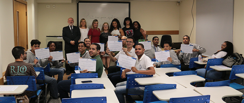 Alunos do projeto do TJRJ “Estudar para qualificar” recebem o certificado do 1º módulo
