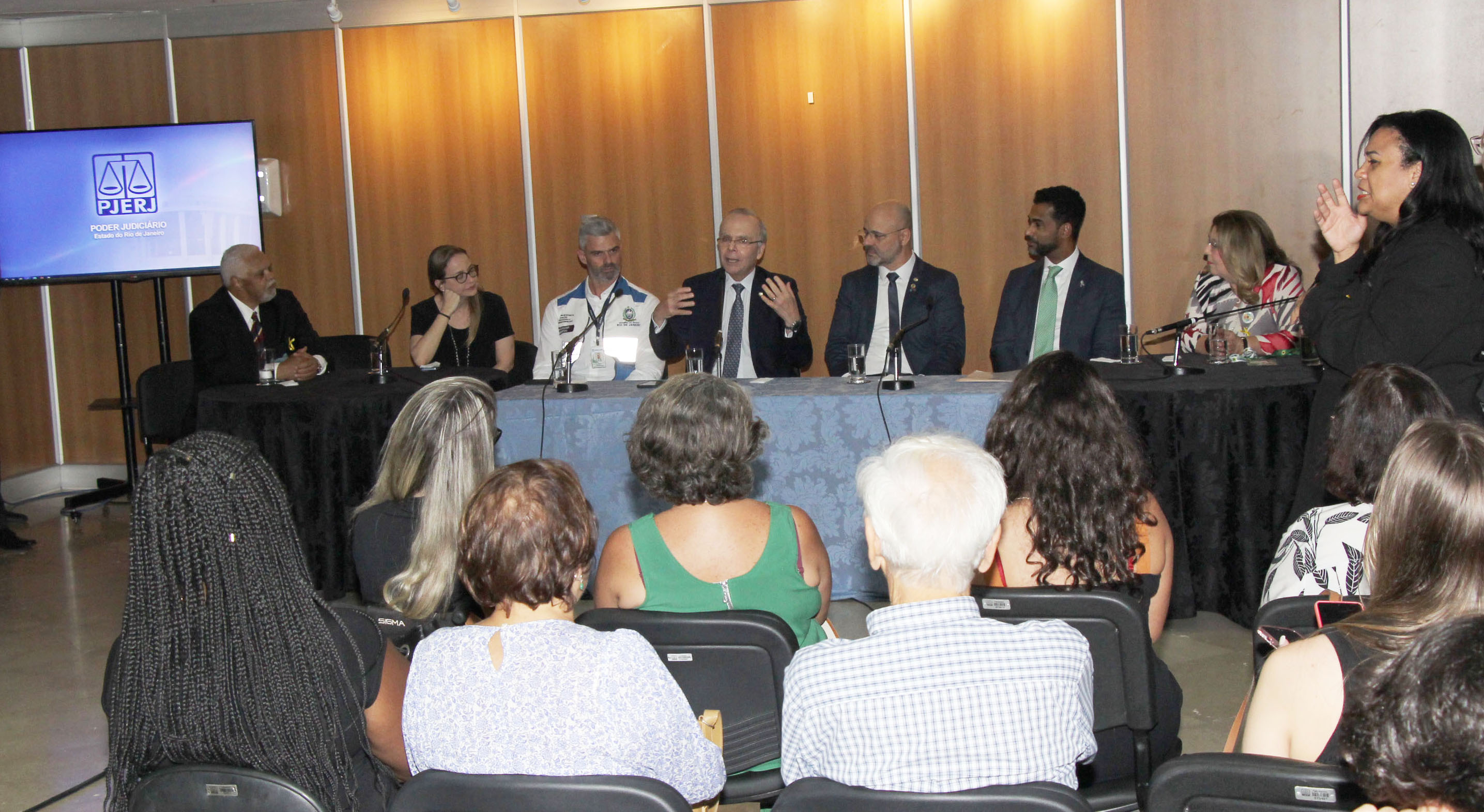 O desembargador Antonio Carlos Esteves Torres, a juíza Adriana Laia, o secretário de Estado Guilherme Buddinger, o presidente do TJRJ, desembargador Ricardo Cardozo, o deputado estadual Fred Pacheco, o procurador da ALERJ Robson Maciel e a desembargadora Regina Lúcia Passos