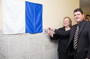 Presidente do TJRJ e prefeito de Teresópolis descerram placa de inauguração do novo Fórum (Foto: Alexandre Moreira)