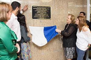 Desembargadora Leila Mariano e familiares da Juíza Patrícia Acioli descerram placa do novo fórum. (Foto: Alexandre Moreira)