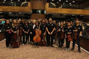 A presidente Leila Mariano ao lado dos jovens músicos da Orquestra Maré do Amanhã: apresentações de Mozart e Tom Jobim pontuaram a cerimônia