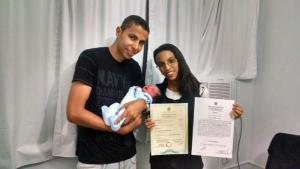 O bebê com o pai e a escrevente.