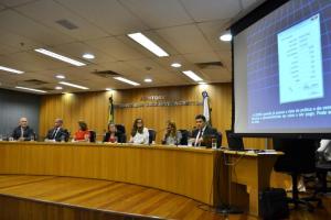 A composição da mesa: o presidente da ANOREG, Dr. Carlos Firmo; os juízes auxiliares Dr. Marcel Laguna e Dra. Regina Chuquer; a corregedora-geral da Justiça, desembargadora Maria Augusta Vaz; a juíza auxiliar Ana Lúcia Vieira do Carmo; a chefe de gabinete da CGJ, Fátima Pires; e o diretor-geral da DGFEX, Marcelo El-Jaick