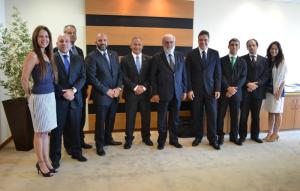 Da esquerda para direita: A desembargadora Adriana Moutinho, que atuou como juíza auxiliar da CGJ; os juízes auxiliares Rafael Estrela, Gustavo Direito, Paulo Jangutta e Marcel Duque Estrada; o Corregedor-Geral da Justiça Des. Valmir de Oliveira Silva; os juízes auxiliares Mário Mazza, Rodrigo Faria, Sérgio Ricardo Fernandes; e a juíza coordenadora da Secretaria de Erradicação do Sub-Registro, Raquel Chrispino.