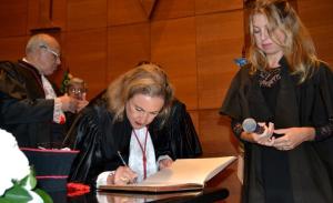 A Corregedora-Geral da Justiça, desembargadora Maria Augusta Vaz, ao assinar o termo de posse