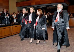 A desembargadora Maria Augusta Vaz ao caminhar ao lado de seus padrinhos desembargadores Sérgio Lúcio de Oliveira e Cruz, Elisabete Filizzola Assunção e Valmir de Oliveira Silva, para ser empossada como Corregedora-Geral da Justiça