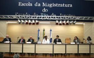 O advogado Marcos Halfim; o presidente da Associação dos Magistrados do Estado do Rio de Janeiro, juiz Cláudio Dell´Orto; o desembargador Thiago Ribas Filho; a juíza Ivone Ferreira Caetano; o juiz Sandro Espindola; a deputada Jurema Batista e a defensora pública Simone Sousa participaram do evento do Dia da Adoção