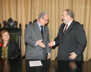 O convênio assinado pelo presidente do TJ, desembargador Murta Ribeiro, e pelo reitor da Estácio de Sá, Gilberto Castro, vai permitir que os servidores assistam às aulas sem se ausentar do trabalho