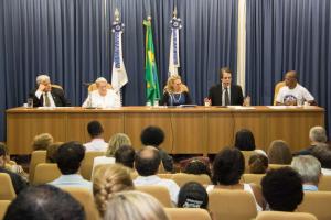 A última mesa-redonda do seminário, mediada pela desembargadora Cristina Tereza Gaulia, contou com as participações do juiz Rubens Casara, dos advogados Manoel Messias Peixinho e Margarida Pressburger e do líder comunitário Reinaldo Thiago da Cruz (Foto: Brunno Dantas/TJRJ)