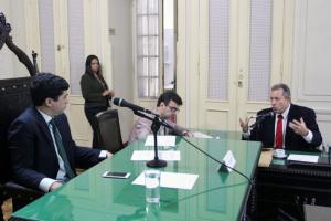 Juiz Fábio Uchôa participa da CPI na Alerj com os deputados Marcelo Freixo e Wanderson Nogueira (Foto: Thiago Lontra/ Alerj)