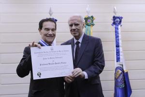 O professor Divaldo Franco recebeu a homenagem do presidente do TJRJ, desembargador Luiz Fernando Ribeiro de Carvalho