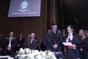 A desembargadora Jacqueline Montenegro presta o compromisso legal como presidente do TRE-RJ
